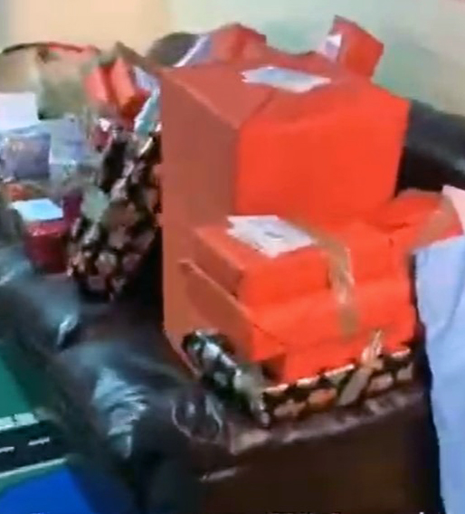 FDL Xstmas gifts sofa.jpg (175 KB)